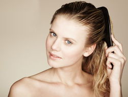 只洗发还不够 零护理头发照样脱，沐浴用品也有大讲究